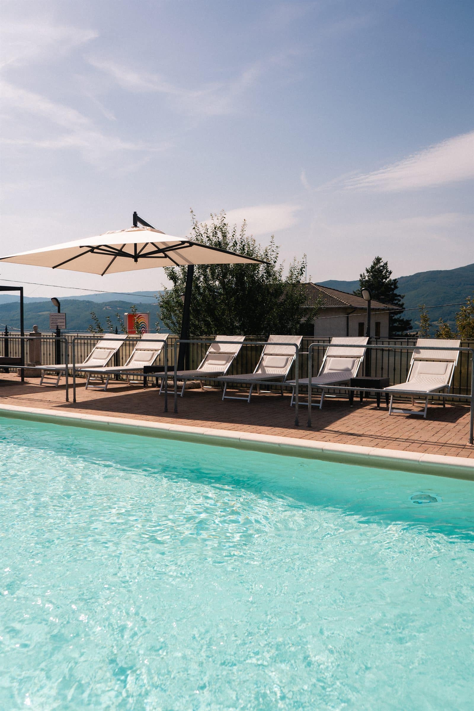 L'acqua della piscina e il panorama