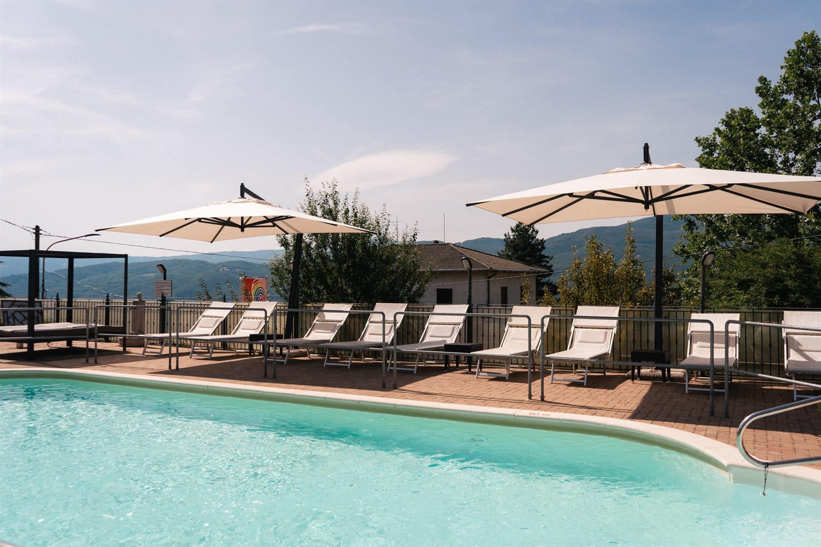 La piscina del Miramonti con vista sull'Appennino