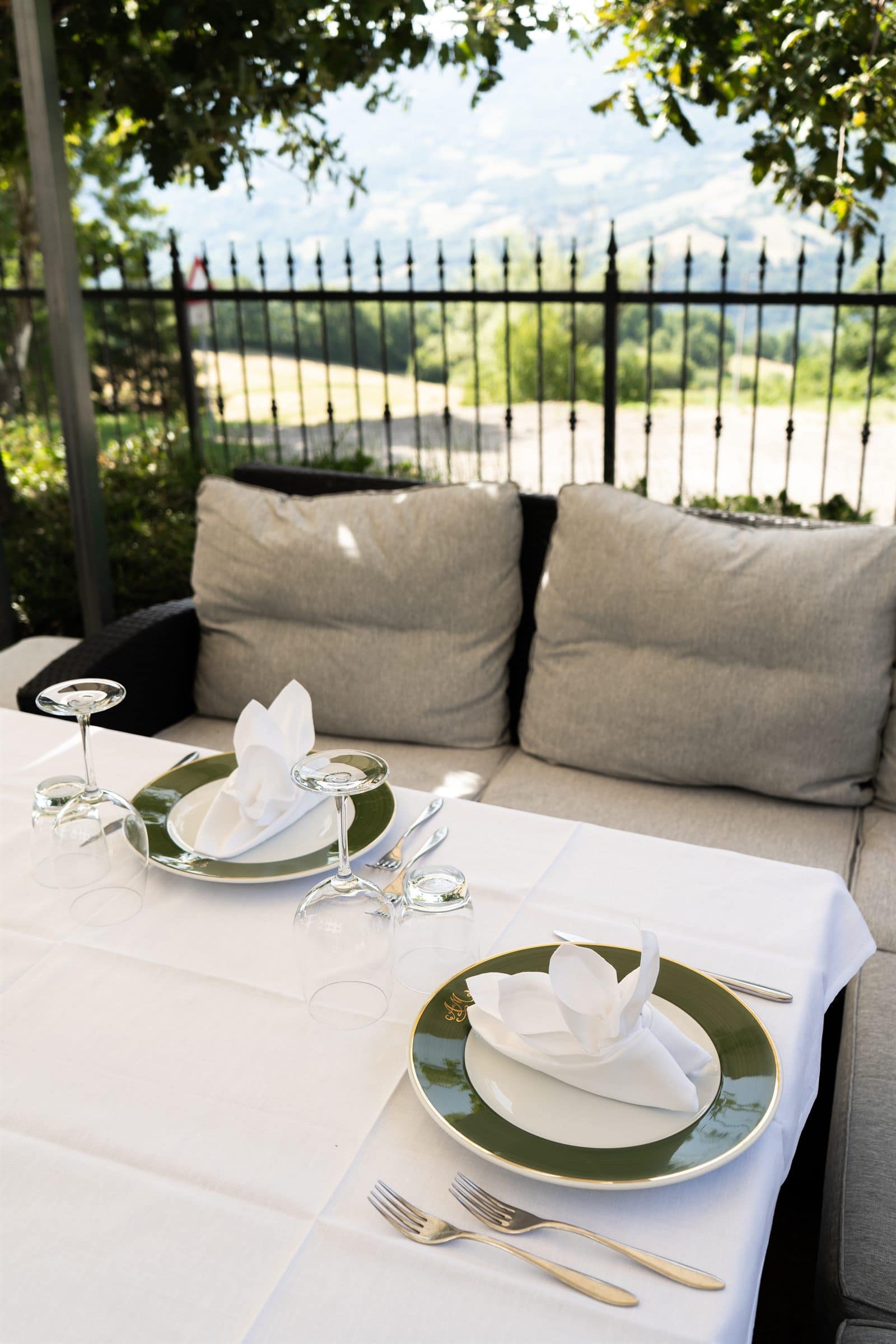 Tavolo apparecchiato in veranda con vista