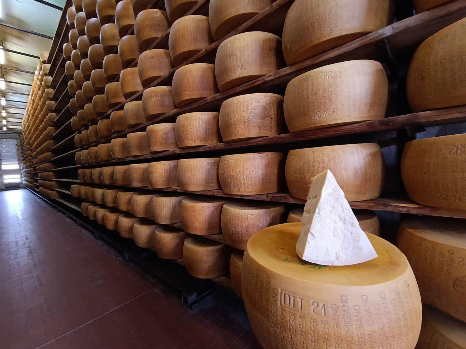 Le forme di Parmigiano Reggiano in stagionatura alla Latteria Quara