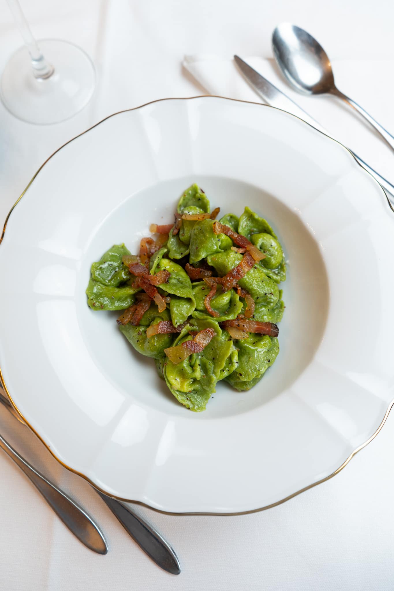 Tortelli al pecorino con guanciale croccante