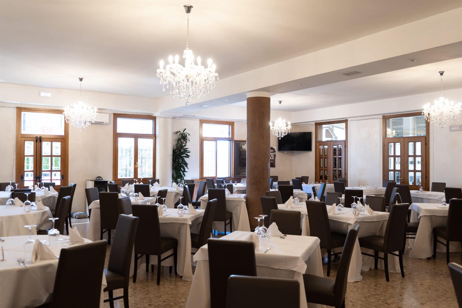 La sala del ristorante con i lampadari
