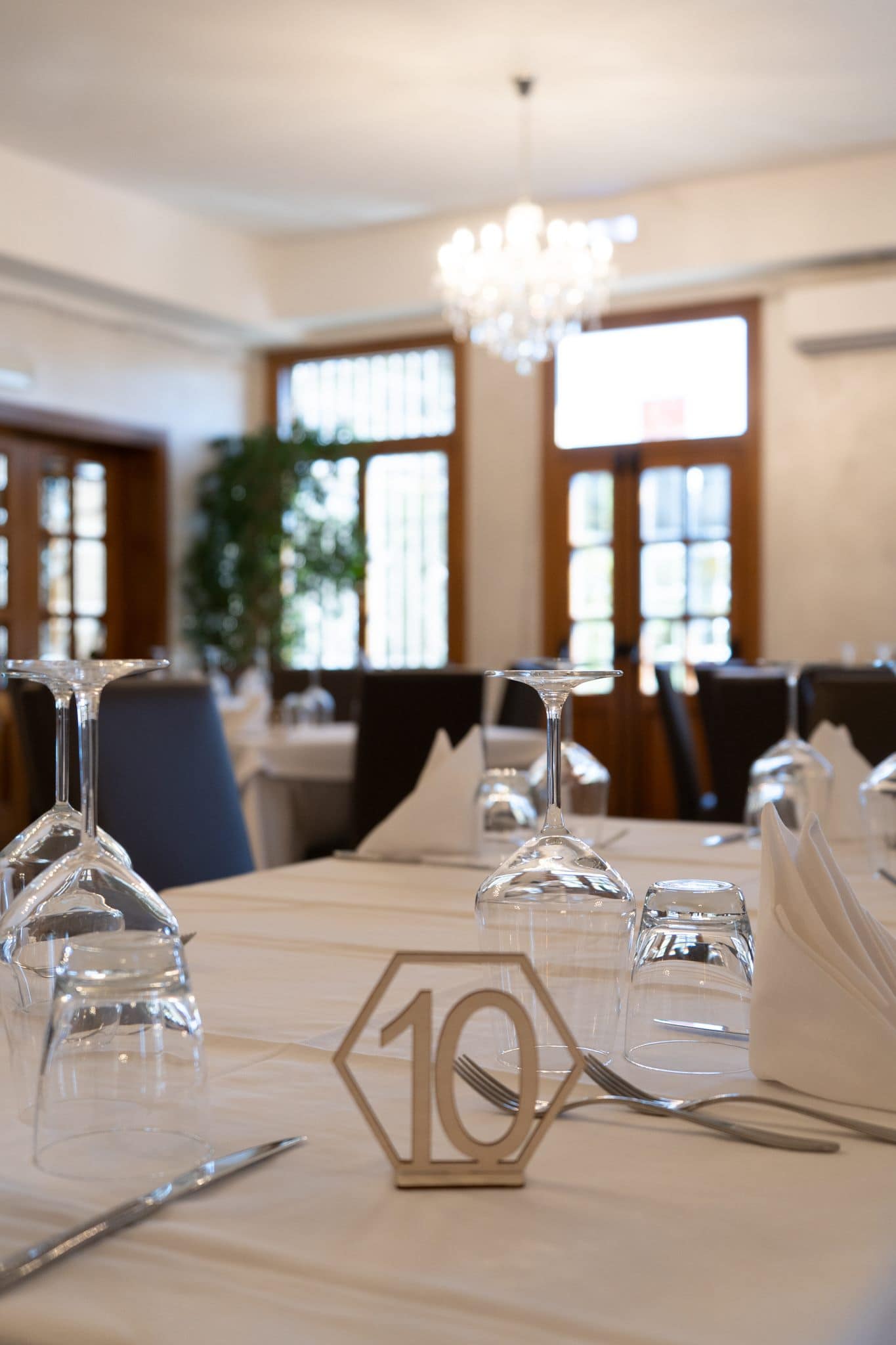 Il tavolo apparecchiato nella sala del ristorante