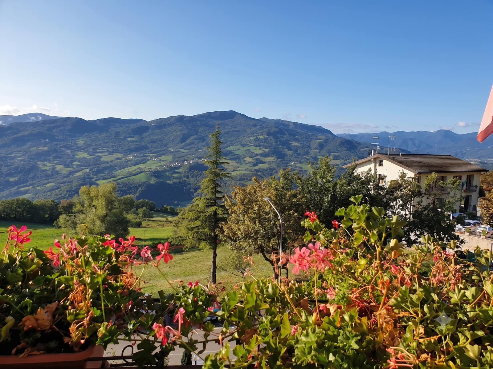 La vista sull’Appennino Reggiano dal Miramonti, tra i gerani in fiore