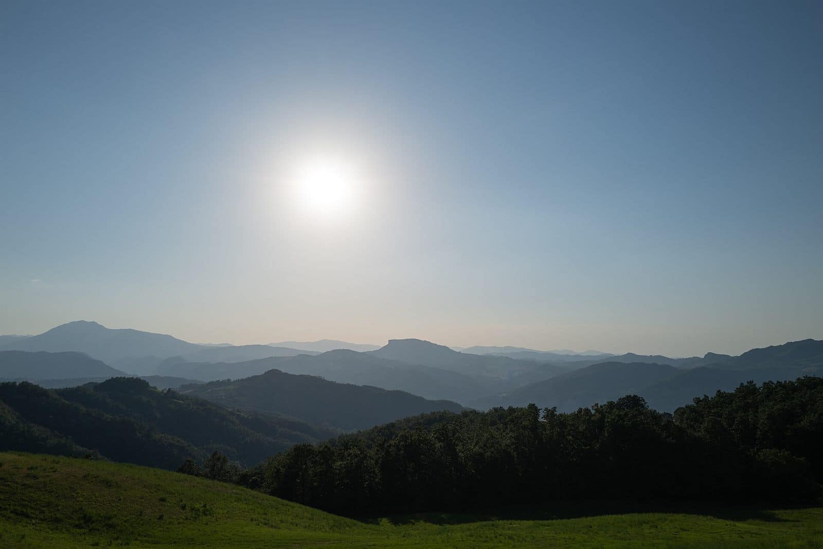 Le colline dell’Appennino con la Pietra di Bismantova all’orizzonte