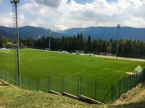 Il campo del Toano Sport Park tra le montagne