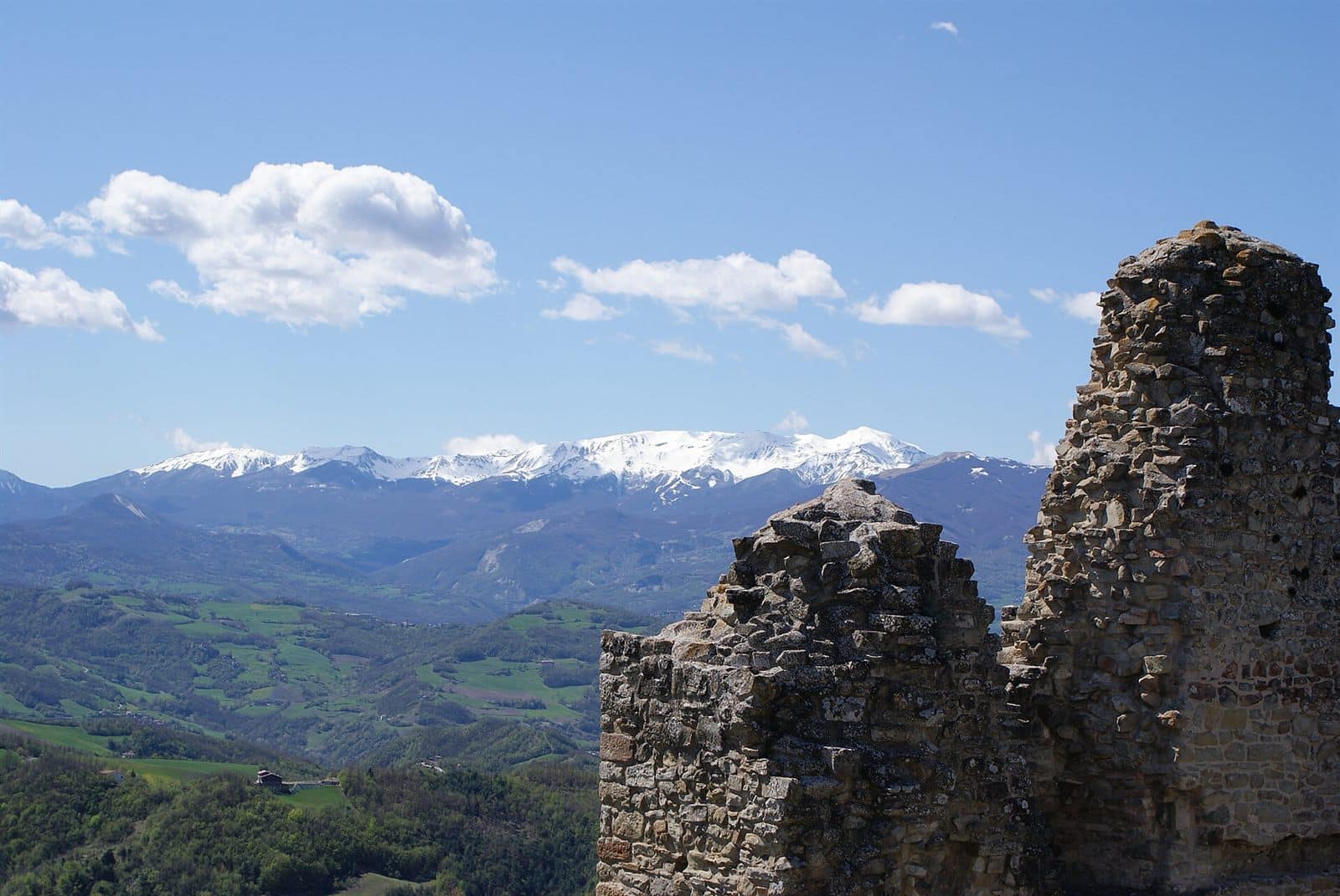 Il castello di Carpineti con il Monte Cusna sullo sfondo